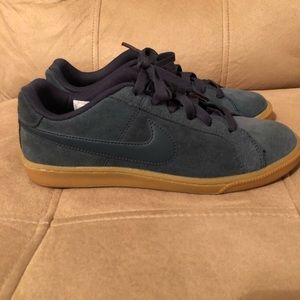 SOLD - Women’s Nike shoes